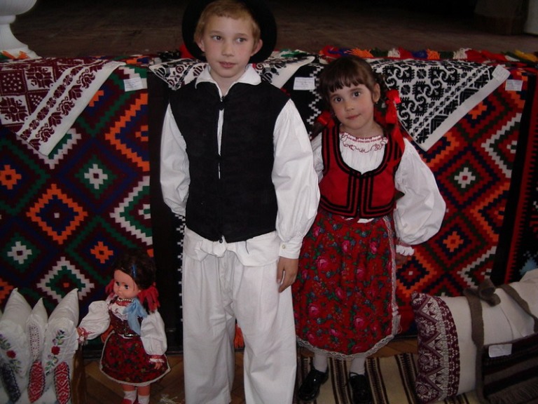 Bukovinai csángó gyerekek